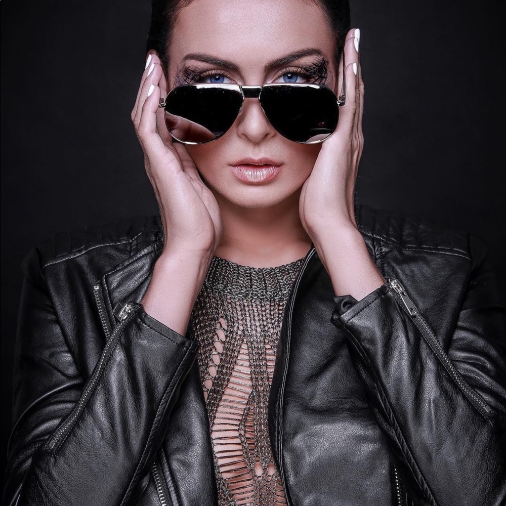 Silver Mirror Lens Oversized Sunglasses - Picture 2 of 4